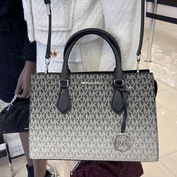 Michael Kors Sheila Medium Ombré Signature Logo Satchel
Black
NWT - Picture 16 of 16